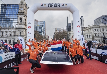 Brunel Solar Team en Solar Team Twente behalen eerste en tweede plaats bij World Solar Challenge 2025 met AIKO’s ABC-zonneceltechnologie